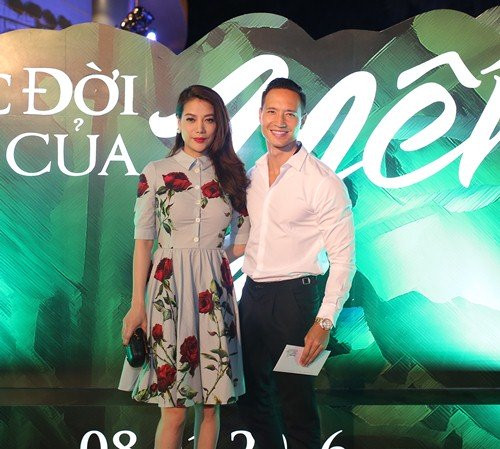 Tối qua (6/1), bộ phim Cuộc đời của Yến đã có buổi ra mắt tại TP. HCM. Tác phẩm điện ảnh trước khi ra rạp này đã từng gây tiếng vang khi đoạt 5 giải thưởng lớn tại Liên hoan phim Việt Nam lần thứ 19 vừa qua. Bên cạnh ekip nhà sản xuất, dàn diễn viên chính trong phim, sự kiện ra mắt còn thu hút sự chú ý và tham gia của đông đảo các nghệ sĩ yêu thích bộ môn nghệ thuật thứ 7. Nổi bật tại sự kiện là sự góp mặt của cặp đôi "tin đồn" Trương Ngọc Ánh và Kim Lý. Cả hai diện trang phục thanh lịch, sóng đôi tình tứ cùng nhau đến chúc mừng đoàn phim Cuộc đời của Yến.