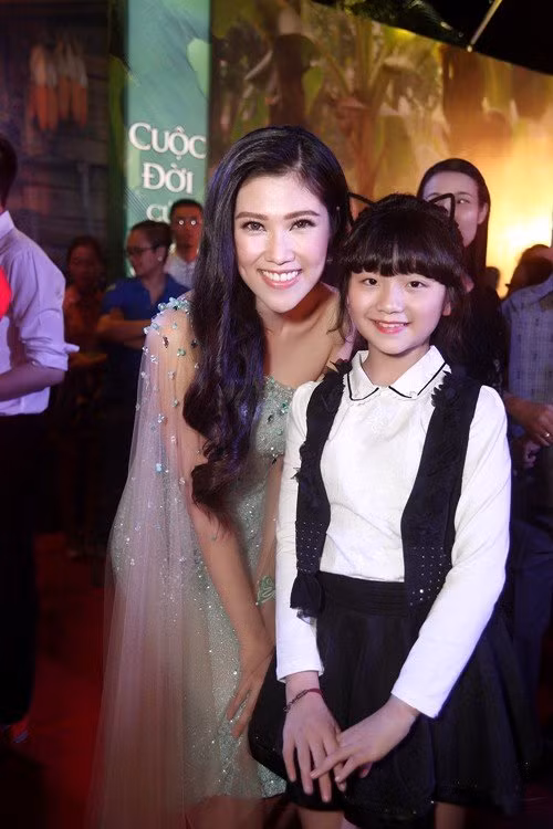Thu Hằng chụp ảnh lưu niệm cùng diễn viên nhí Kim Anh - người đảm nhận vai nhân vật Yến lúc nhỏ.