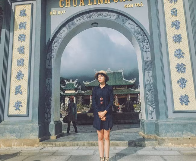 Trước đó, trong dịp tết Tây, hoa hậu Kỳ Duyên cũng bị một số cư dân mạng chỉ trích vì mặc váy ngắn khi đi lên chùa.