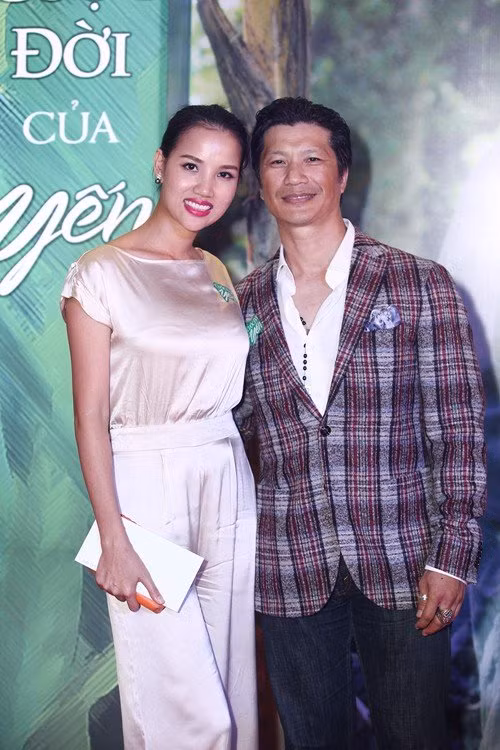 Vợ chồng Dustin Nguyễn và Bebe Phạm cũng đến chúc mừng đoàn phim. Bộ phim điện ảnh Bao giờ có yêu nhau do Bebe Phạm làm sản xuất, Dustin Nguyễn làm đạo diễn cùng với sự góp mặt của Minh Hằng, Quý Bình cũng vừa đóng máy và chuẩn bị ra mắt vào mùa hè năm nay.