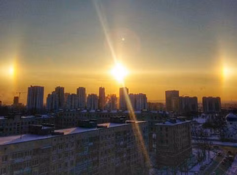 Nằm ở phía bắc nước Nga, ánh sáng mặt trời là điều thành phố St Petersburg ít gặp vào mùa đông. Thế cho nên, trên Internet, một người đã bình luận: “Ở St Petersburg, hoặc không có mặt trời, hoặc có cả ba cùng một lúc”.