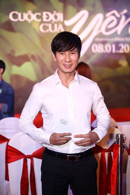 Lý Hải bảnh bao với sơ mi trắng. Anh tham dự sự kiện một mình mà không có bà xã Minh Hà đi cùng. Lý Hải bảnh bao với sơ mi trắng. Anh tham dự sự kiện một mình mà không có bà xã Minh Hà đi cùng.