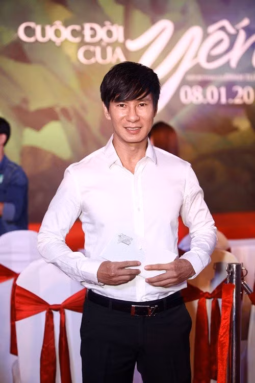 Lý Hải bảnh bao với sơ mi trắng. Anh tham dự sự kiện một mình mà không có bà xã Minh Hà đi cùng.