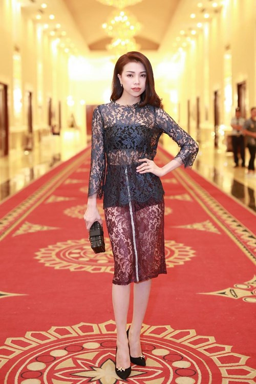 Tôi qua, Trà Ngọc Hằng gây chú ý khi tới xem show diễn của nhà thiết kế Đặng Hải Yến trong trang phục ren xuyên thấu vô cùng sexy.