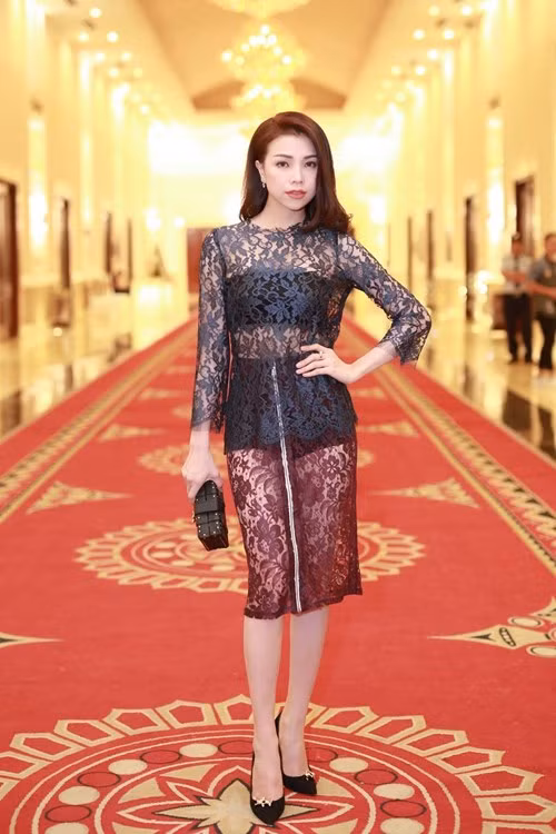 Tôi qua, Trà Ngọc Hằng gây chú ý khi tới xem show diễn của nhà thiết kế Đặng Hải Yến trong trang phục ren xuyên thấu vô cùng sexy.