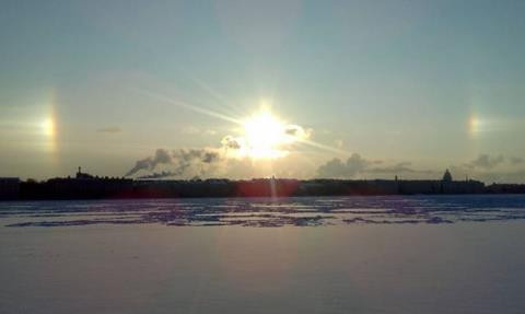 Ngay lập tức, người Nga đã đổ xô lên mạng xã hội để chia sẻ về hiện tượng kì thú hôm 5/1 được biết đến dưới cái tên mặt trời ảo. Hai bên mặt trời thật chếch nơi phía chân trời là hai quầng sáng.