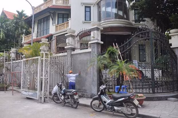 Biệt thự có 3 mặt tiền, được xây dựng cầu kỳ, giống như một tòa lâu đài, có bảo vệ canh gác cẩn thận.