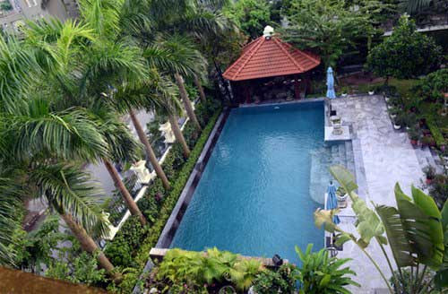 Bể bơi xanh mướt mắt.