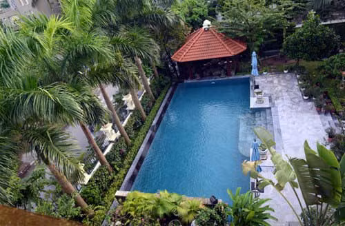 Bể bơi xanh mướt mắt.