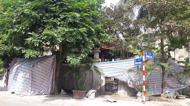 Mặt sau căn biệt thự là đoạn giao nhau giữa phố Quảng An và Quảng Khánh. Hiện tại căn biệt thự này đang được quây bạt để sửa chữa.