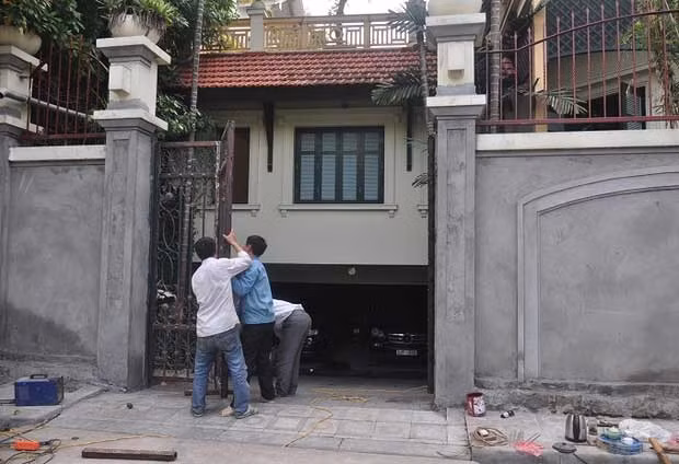 Theo một người bảo vệ của gia đình ông Kiên thì lần sửa chữa này, họ chủ yếu sửa sang bên ngoài.