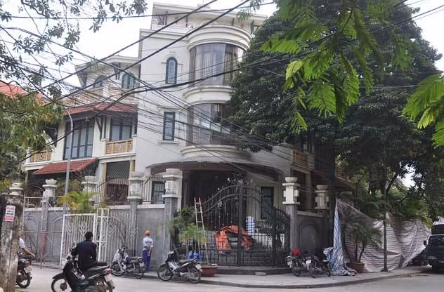 Căn biệt thự của "bầu" Kiên nằm cuối phố Quảng An (đoạn ngõ 27 Xuân Diệu rẽ xuống), phường Quảng An, quận Tây Hồ, Hà Nội, rộng khoảng 500 m2, tường rào cao 3 m.