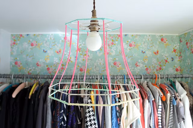 Anna cũng không quá cầu kỳ trong việc lựa chọn nội thất cho căn phòng này. Cô gái đã sử dụng thanh inox gắn tường làm nơi treo đồ.