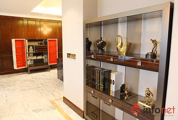 Điểm khác biệt lớn nhất của căn hộ là tủ rượu da cá sấu đặt từ nước ngoài về trị giá hàng tỷ đồng.