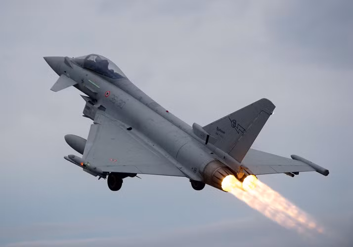 Để chống lại những nguy cơ, máy bay chiến đấu hiện đại bậc nhất này được trang bị mồi bẫy nhiệt, kim loại nhiễu xạ, thiết bị tác chiến điện tử (ECM) và mồi bẫy radar kéo theo (Towed Radar Decoy/TRD). (Ảnh: eurofighter)