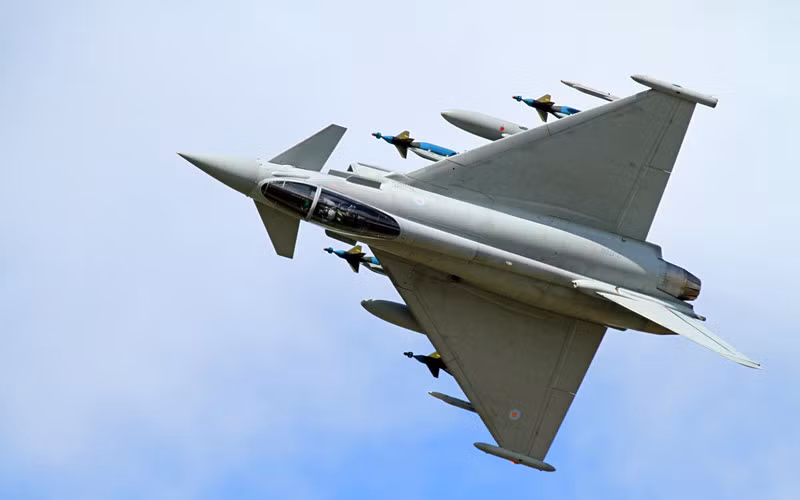 Eurofighter Typhoon được trang bị các loại tên lửa không đối đất tầm ngắn AGM-65, tên lửa hành trình KEPD 350 tầm bắn 500km, tên lửa hành trình Storm Shadow và bom dẫn đường laser Paveway. (Ảnh: vanguardcanada)