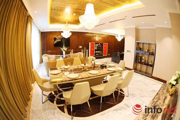 Trần nhà cũng được dát vàng như những bức tranh sơn mài.