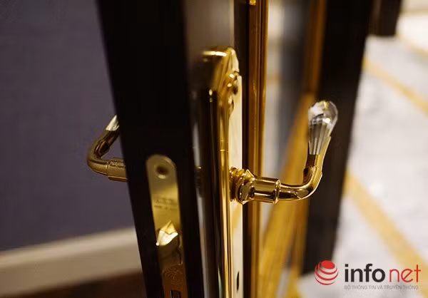 Tất cả tay cầm bản lề, khoá cửa cũng được dát vàng cùng những viên pha lê to là nét đặc trưng quyến rũ của những căn hộ siêu sang này.