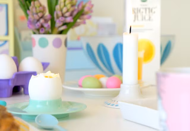 Nối tiếp giữa cửa chính với không gian ăn uống, Anna đã khéo léo đặt thêm chiếc tủ nhỏ vừa có chức năng đựng đồ, vừa là nơi 'trưng' những đồ trang trí với kiểu dáng khá độc đáo.