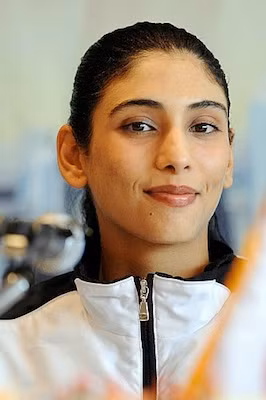 3. Sheikha Maitha bint Mohammed bin Rashid Al Maktoum (Dubai) Là vận động viên karate và taekwondo, Sheikha sinh ngày 5/3/1980. Cô là con gái của Sheikh Mohammed bin Rashid Al Maktoum, thủ tướng kiêm phó chủ tịch của Dubai, Các Tiểu vương quốc Ả Rập thống nhất (UAE). Từ năm 2006, Shiekh quản lý tất cả các văn phòng của chính quyền Dubai. Tài sản của gia đình Sheikh ước tính khoảng hơn 40 tỷ USD. Sheikha Maitha, đại diện cho UAE, từng dành huy chương bạc Asain Games năm 2006.