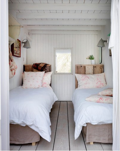 3. Giường đơn giống nhau Các thành viên nhí trong nhà có thể chia sẻ chung một căn phòng và ngủ trên những chiếc giường đơn giống nhau. Vẫn đảm bảo diện tích nhưng những cặp giường “sinh đôi” này sẽ giúp căn phòng của bạn trở nên ấn tượng hơn nhiều.