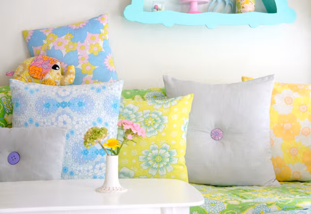 Những họa tiết hoa văn tươi tắn như xanh da trời, vàng, cam, xanh lá, tím nhạt... đều được gia chủ tận dụng tối đa để mang đến nét vui tươi, rộn rã cho khoảng diện tích này.