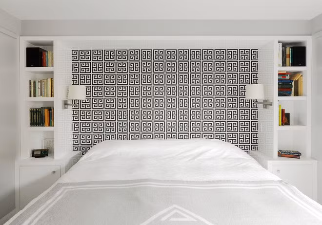 4. Tủ sách Còn gì sang chảnh một tủ sách nhỏ đặt bên cạnh giường để bạn có thể ngâm cứu các cuốn sách khi có thời gian thư giãn trong không gian riêng tư.