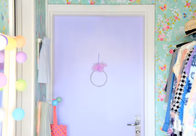 Căn phòng thay đồ được trang trí khá đơn giản với những họa tiết dán tường trẻ trung.