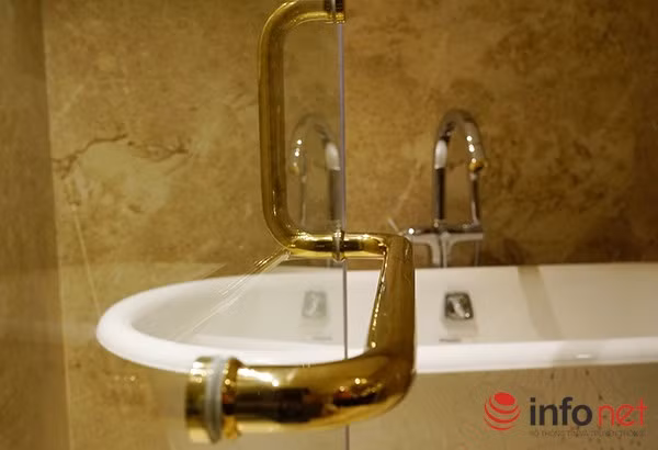 Cửa nắm nhà tắm được dát vàng tạo không khí sang trọng cho người sử dụng.