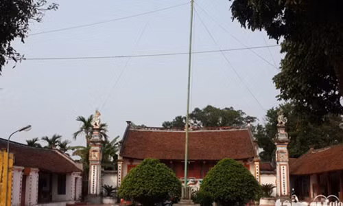 Lời đồn lạnh gáy về con trăn quẩn quanh trong ngôi đền thờ Mẫu Loi don lanh gay ve con tran quan quanh trong ngoi den tho Mau