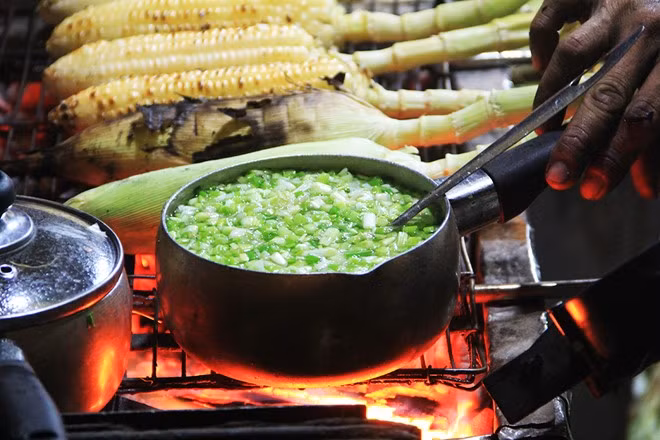 Mượn địa điểm trên đường Nguyễn Kim (quận 10) được hơn 3 năm, chị Vân cho biết, vợ chồng chị trước đó bán nước mía, sau mới mở bán bắp nướng mỡ hành trên vỉa hè. Bất kể trời mưa gió, hàng ngày cứ 19h30 là chị cùng chồng nhóm than nướng bắp để bán.