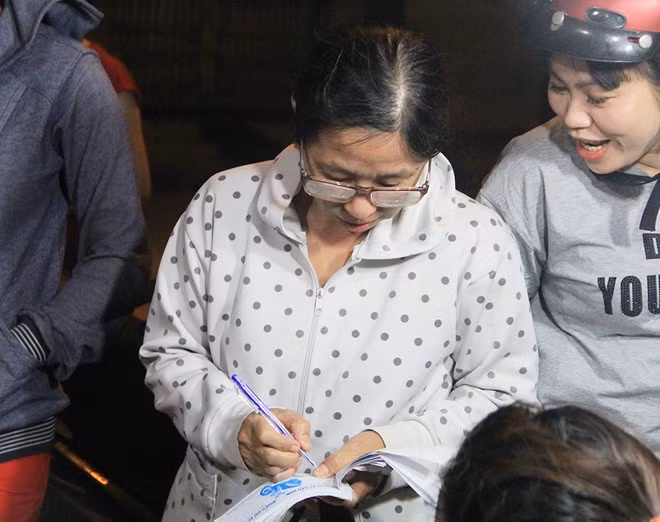 Khách đến mua phải ghi tên và số lượng vào phiếu, chờ đến lượt người bán gọi tên thì đến lấy bắp và trả tiền.