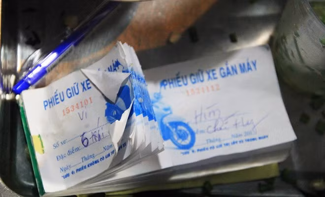 Để tránh người đến trước phải chờ lâu, chủ quán "Bắp chờ" dùng biện pháp tạm thời là đưa cuốn phiếu giữ xe cho khách đặt mua kèm theo số lượng để sắp xếp thứ tự.