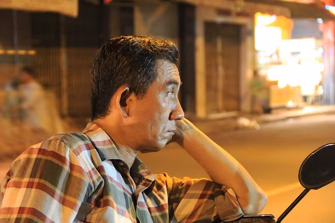 Không chỉ đến để ăn bắp, anh Quang Huy (quận 3) chia sẻ việc đến chờ mua một trái coi như tập khả năng kiên nhẫn và thói quen xếp hàng.