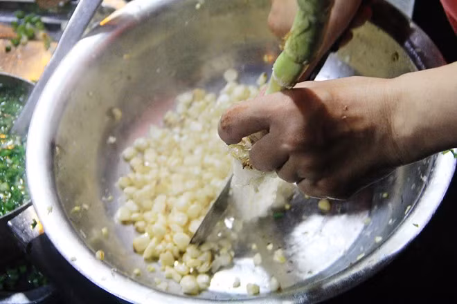 Mỗi ngày, vợ chồng chị Vân chỉ bán 100 trái bắp, không bán thêm. Do chỉ có hai vợ chồng nên chị không thể tăng thêm bếp.