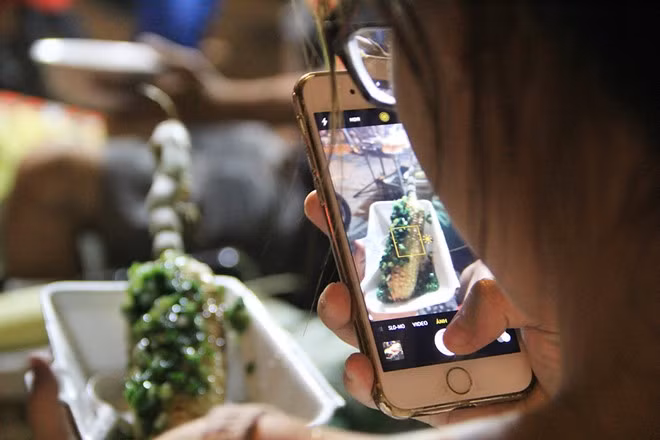 Người mua có thể chọn 2 cách là ăn như truyền thống hoặc người bán dùng dao tách phần hạt bỏ vào ly, chan mỡ hành thêm ớt khô tùy nhu cầu. Theo chia sẻ của nhiều thực khách, bắp nướng ở đây có hương vị thơm ngon, chủ yếu do loại nước mỡ hành đặc biệt được làm theo công thức của chủ quán.