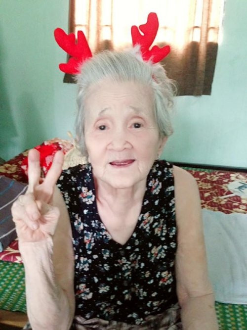 Kiểu tạo dáng "say hi" của các bạn trẻ cũng được các cụ sử dụng khi chụp ảnh.