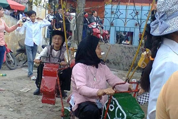 Hình ảnh vô tư và đáng mến này của các cụ nhận được nhiều sự quan tâm của cộng đồng mạng.