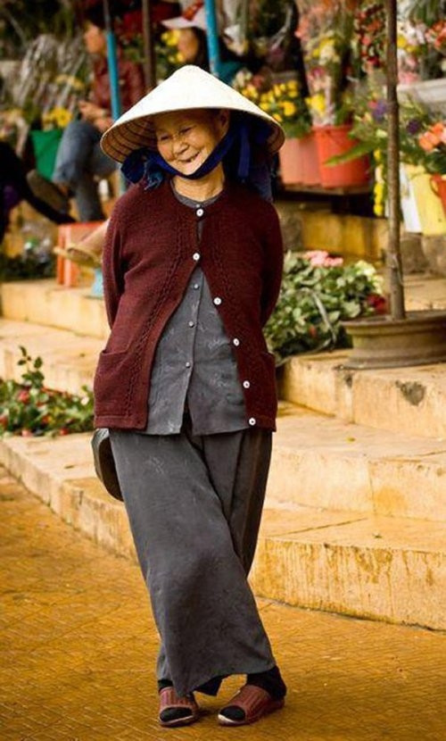 Tạo dáng và thần thái chuyên nghiệp không hề kém cạnh người mẫu khi chụp hình đâu nhé.