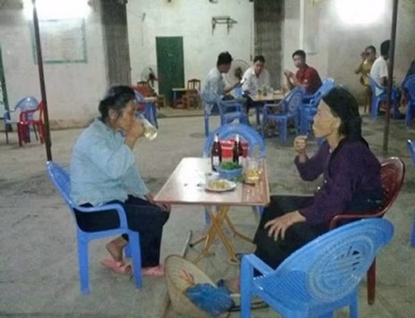 Cùng nhau nhâm nhi xả stress sau một ngày làm việc mệt mỏi.