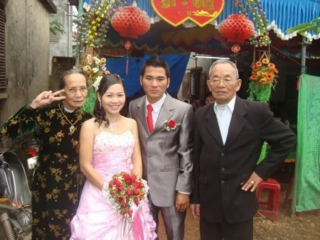Cụ ông và cụ bà tạo dáng "chặt chém" hơn cả cô dâu chú rể.