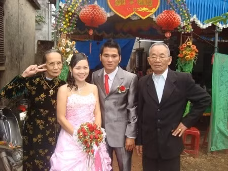 Cụ ông và cụ bà tạo dáng "chặt chém" hơn cả cô dâu chú rể.