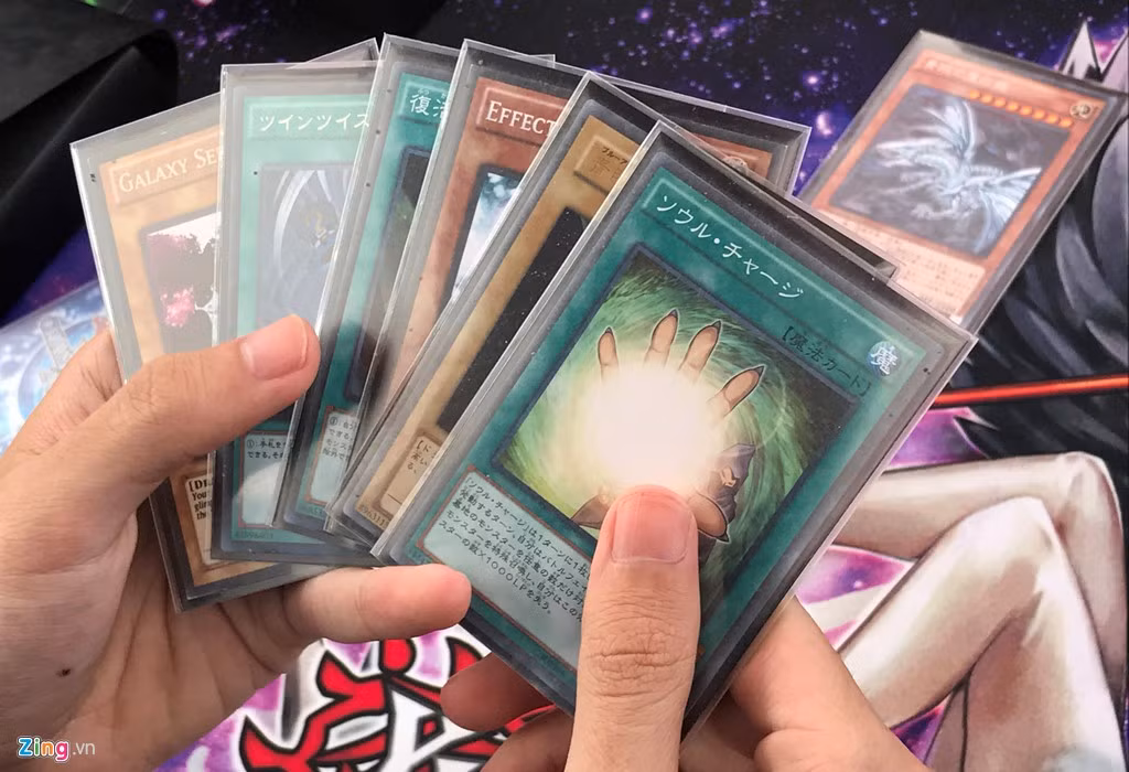 Dân chuyên nghiệp thường có thú săn các lá bài hiếm để dựng cho mình một deck ưng ý, mạnh nhất hoặc để sưu tầm, trưng bày như trào lưu chơi tem, tiền xu... Những lá bài không được sản xuất sẽ có giá trội lên rất cao.