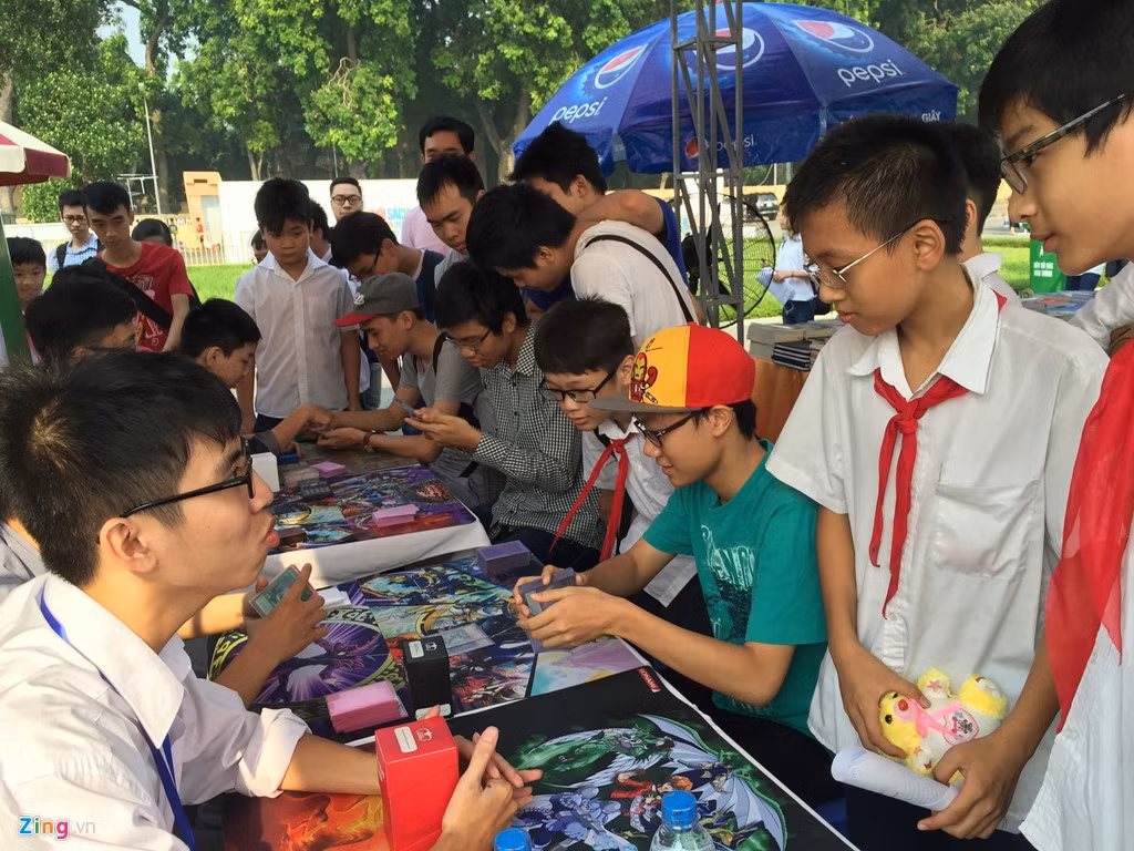 Trò chơi với bài ma thuật cũng được tổ chức thành nhiều giải lớn, cạnh tranh lành mạnh giữa các bài thủ. Đấu bài magic là thú chơi tương đối phức tạp. Những người tham gia phải có vốn ngoại ngữ kha khá, giỏi tính toán, gài bẫy đối phương, kèm theo việc nắm chắc luật nếu không muốn nhận một trận thua chóng vánh.