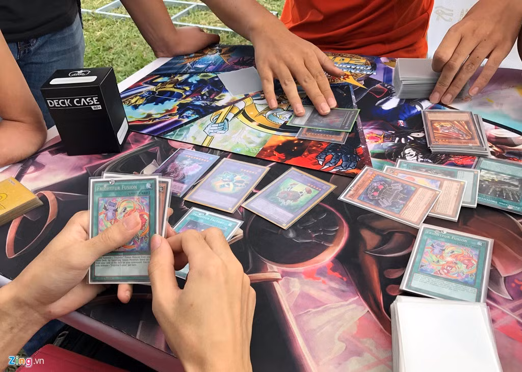 Người chơi cũng có thể dễ dàng mua và trao đổi bài với mức giá trung bình 1 USD cho các lá cơ bản và từ 20 USD trở lên cho các lá cao cấp.