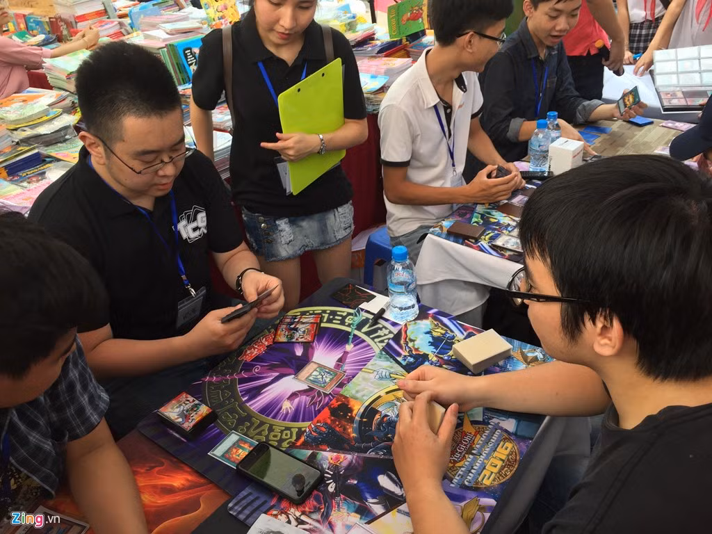 Ngày hội sách Hà Nội 2016 mới đây gây chú ý khi sắp xếp không gian riêng dành cho các bài thủ tranh tài. Tại đây, nhiều bộ bài quý, bọc giấy cầu kỳ lần đầu tiên xuất hiện. Đặc biệt, giới trẻ Việt có cơ hội giao lưu cùng hai cao thủ (master) tới từ Nhật Bản.