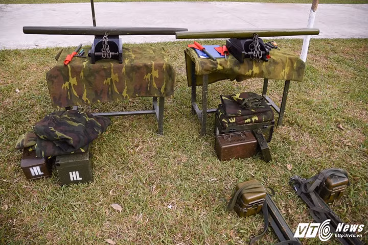 Các vật dụng, khí tài trang bị cho chiến sỹ pháo binh - Ảnh: Tùng Đinh