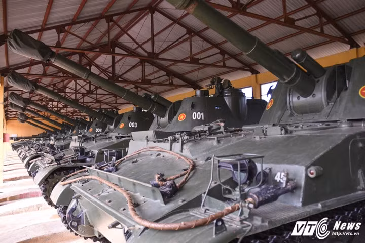 Nhà kho chứa các loại pháo tự hành Su-152, Su-122 - Ảnh: Tùng Đinh