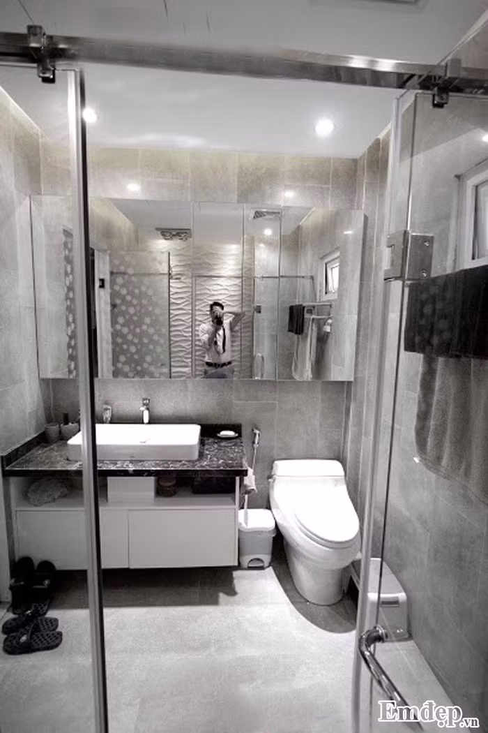 Nhà vệ sinh sau cải tạo cũng hiện đại hơn với gương lớn và thiết kế sang trọng hơn trước.