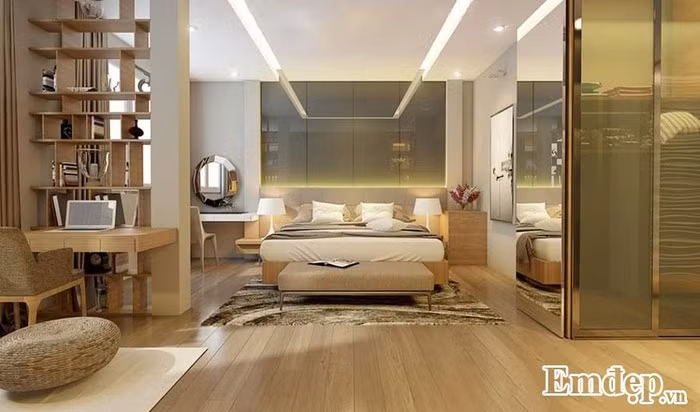 Công trình sau khi cải tạo Sau khi được KTS tư vấn, thiết kế lại phòng ngủ trước đây như được lột xác. Thay vì sàn đá hoa cổ kính đã được lát sàn gỗ sang trọng. Giường ngủ và nội thất lấy tông màu be vàng là chủ đạo tạo sự ấm áp.